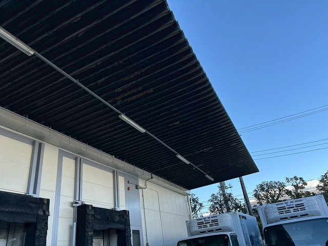 建物を引きで見た屋根写真